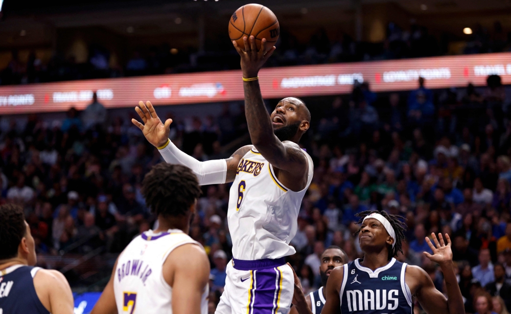 LeBron James #6 of the Los Angeles Lakers puts up a shot and scores against the Dallas Mavericks in the second half at American Airlines Center on February 26, 2023 in Dallas, Texas. (Photo by Ron Jenkins / GETTY IMAGES NORTH AMERICA / Getty Images via AFP)
 