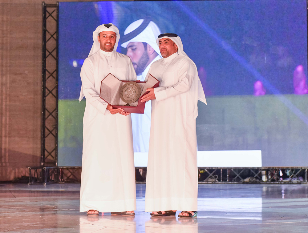 Group Chief Administrative Officer of QIC Rashid Al Buainain receives the award.