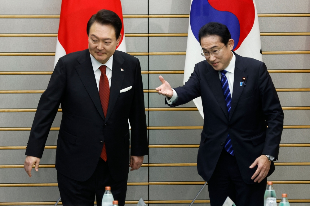 South Korea's President Yoon Suk Yeol is escorted by Japan's Prime Minister Fumio Kishida (R) at the prime minister's official residence in Tokyo on 16 March 2023. (Photo by Kiyoshi Ota / Pool / AFP)