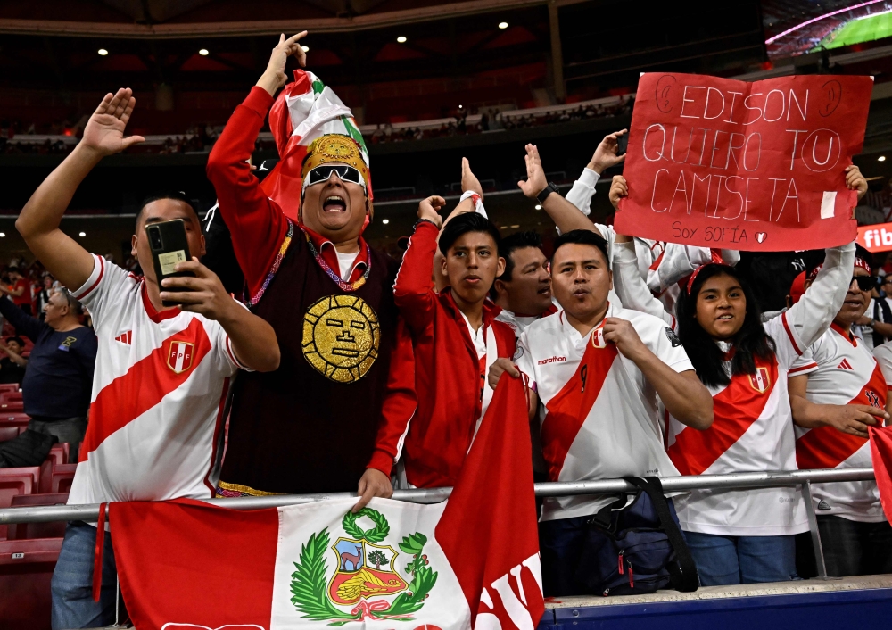 Peru's supporters cheer prior the friendly football match between Morocco and Peru at the Wanda Metropolitano stadium in Madrid on March 28, 2023. (Photo by JAVIER SORIANO / AFP)
