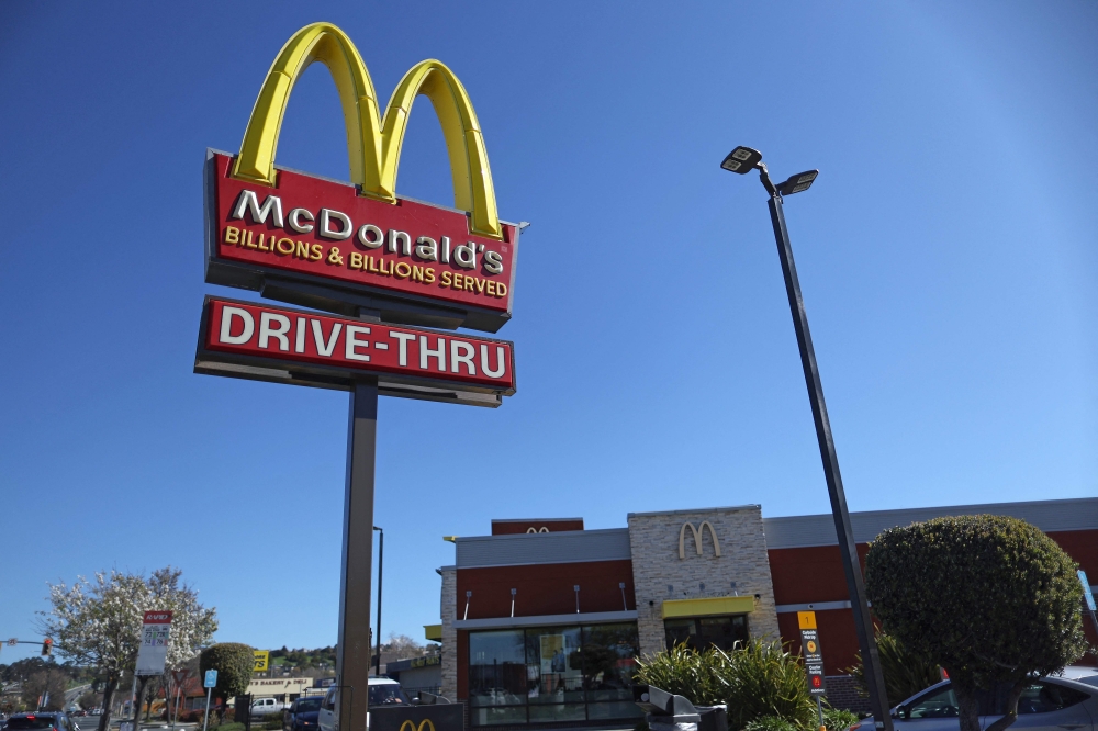 A sign is posted in front of a McDonald's restaurant on April 03, 2023 in San Pablo, California. Fast food chain restaurant McDonald's is shuttering its U.S. offices this week as the company prepares to restructure and inform employees about layoffs. (Photo by JUSTIN SULLIVAN / GETTY IMAGES NORTH AMERICA / Getty Images via AFP)
