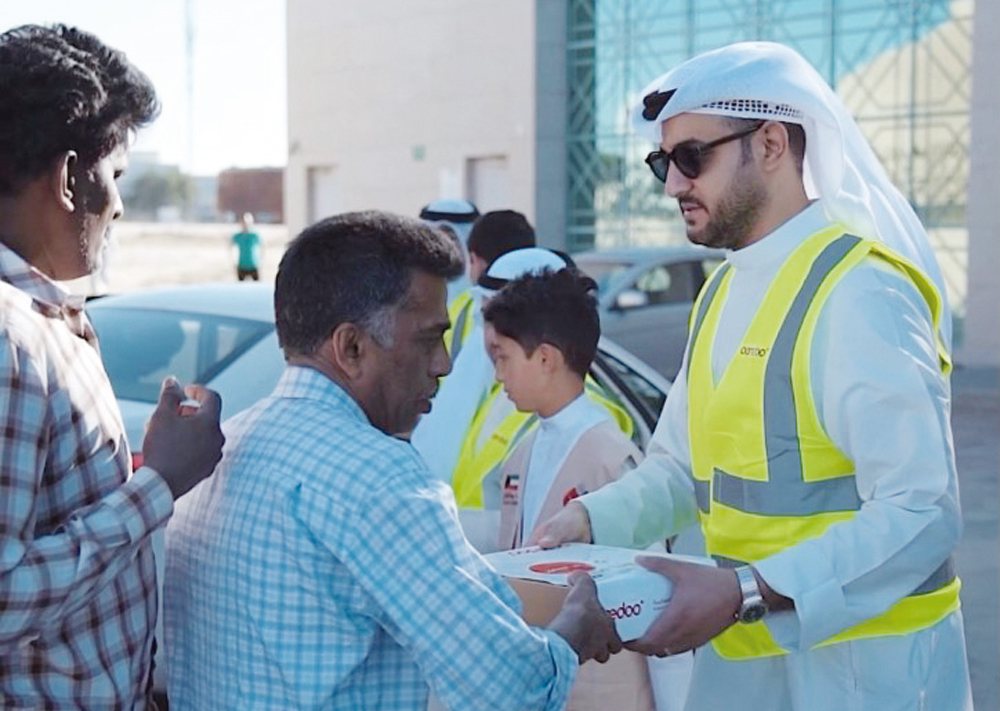 People line up to receive Iftar meals distributed under Ooredoo Kuwait’s Ramadan initiative.
