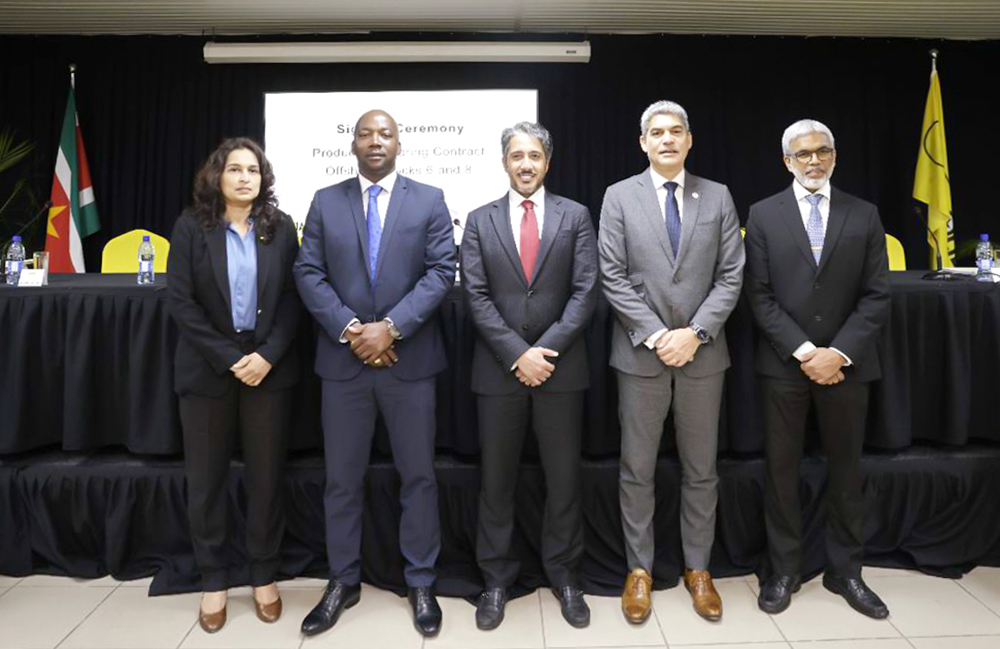 Officials pose for a group photo.