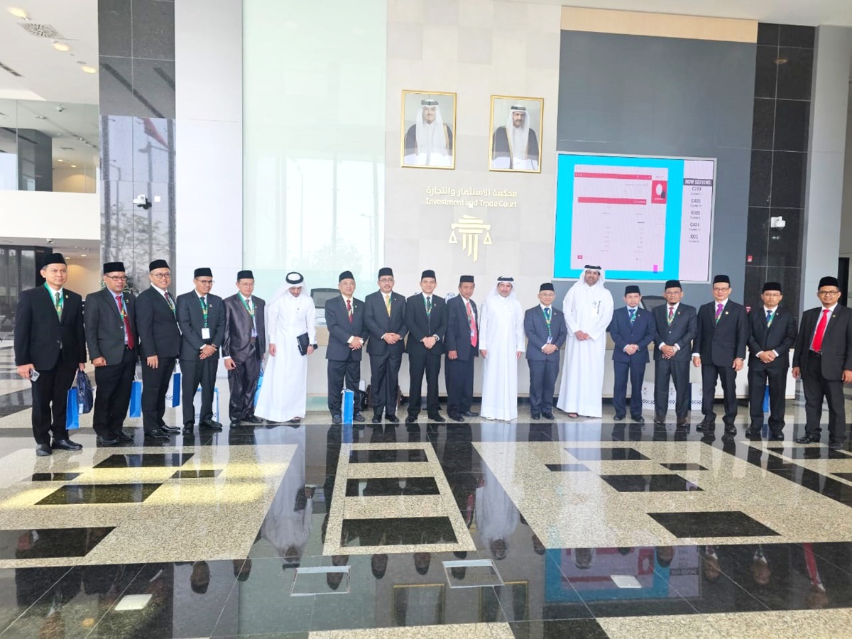 Indonesian judges pose with officials from Qatar Supreme Judiciary Council.