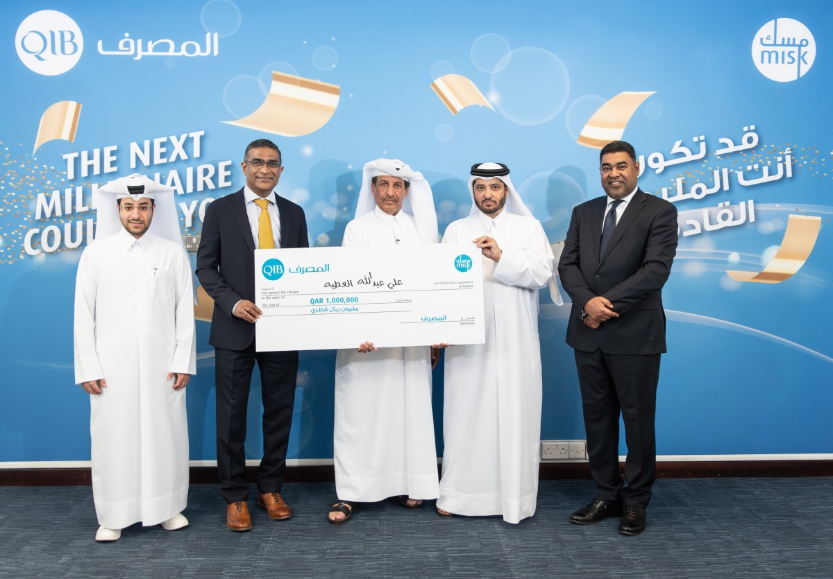 The New Misk Millionaire receives the prize from QIB’s representatives.