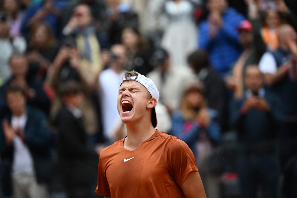 Denmark's Holger Rune celebrates after defeating Norway's Casper Ruud during their semifinals match of the Men's ATP Rome Open tennis tournament at Foro Italico in Rome on May 20, 2023. (Photo by Filippo MONTEFORTE / AFP)

