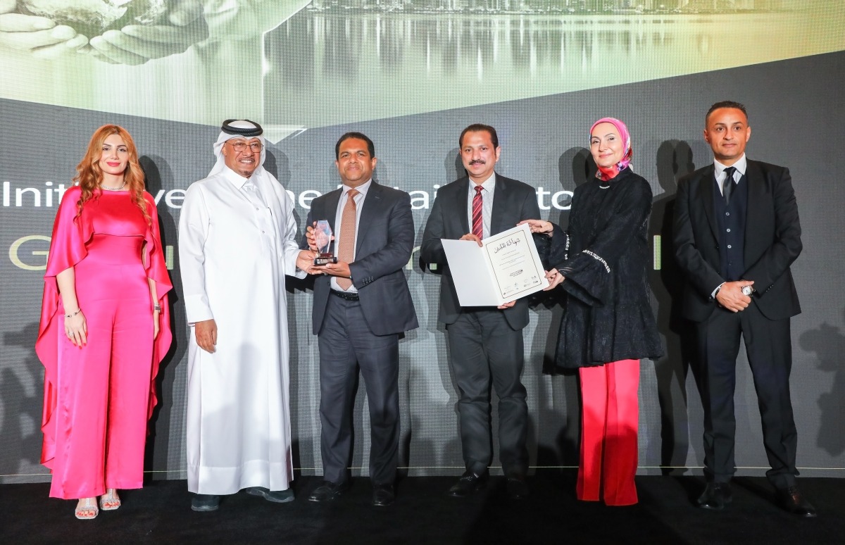 Director of Lulu Group International Dr. Mohamed Althaf receiving the Appreciation Award in the 'Best CSR Initiative in the Retail Sector' from CEO, Qatar CSR National Program Dr. Saif Ali Al Hajari at a ceremony.