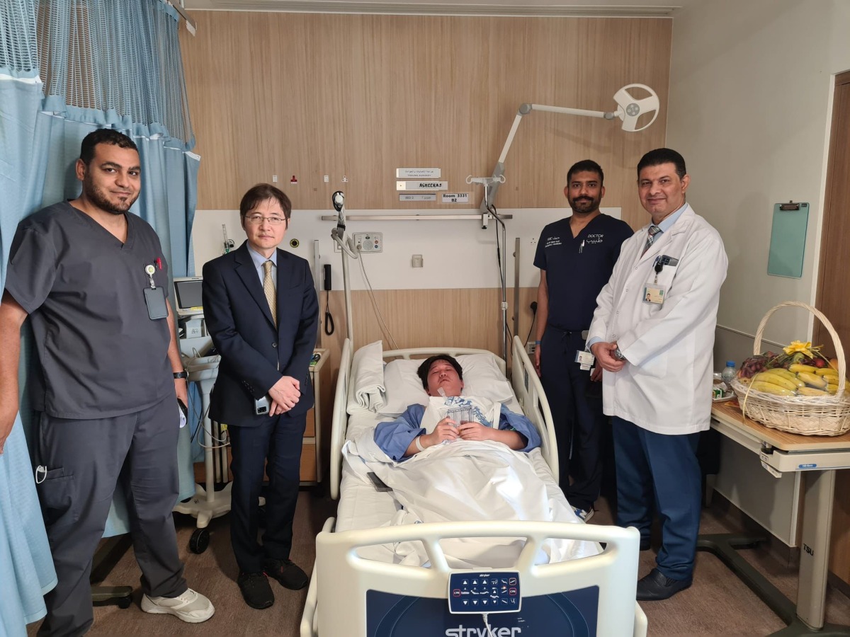 Korean Ambassador to Qatar, HE Lee Joon-ho (second left) with the rescued Korean national (center) along with the Hamad Medical team