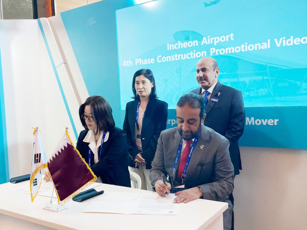 Minister of Transport H E Jassim Saif Ahmed Al Sulaiti (right, standing) attends the signing of an agreement between Qatar Aeronautical Academy and South Korea's Incheon International Airport Corporation, in Seoul, South Korea, yesterday. 