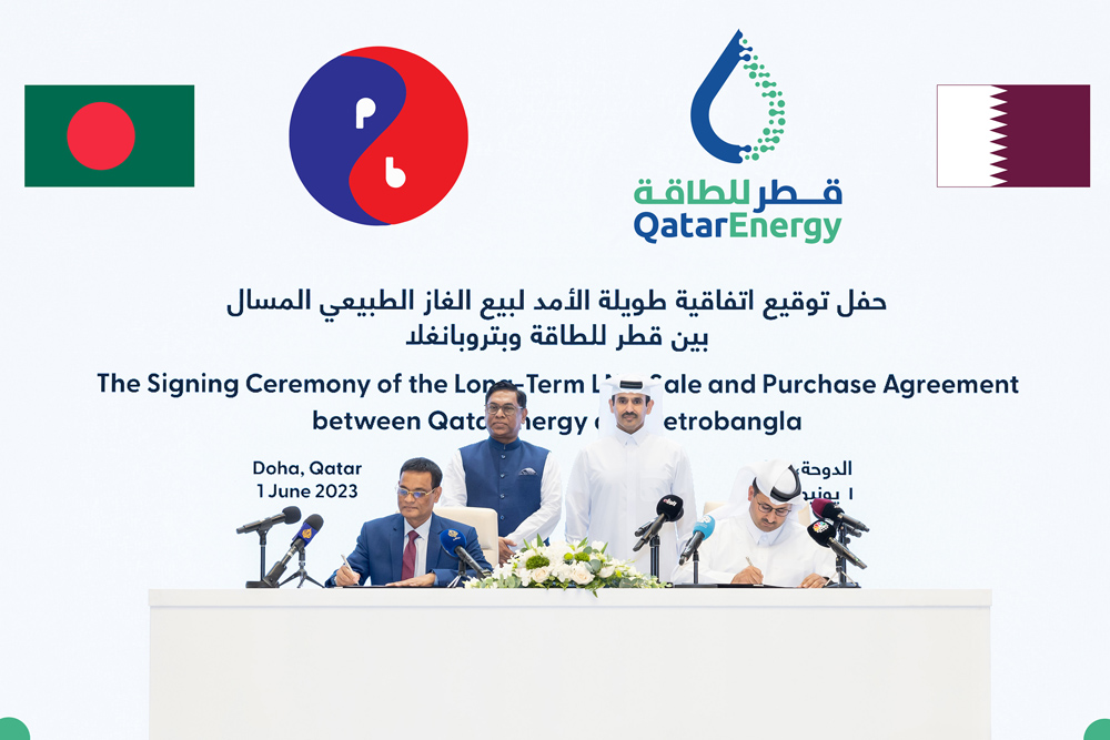 Minister of State for Energy Affairs and President and CEO of QatarEnergy H E Saad bin Sherida Al Kaabi and State Minister for Power, Energy and Mineral Resources of the People’s Republic of Bangladesh H E Nasrul Hamid witnessing the signing ceremony yesterday.
