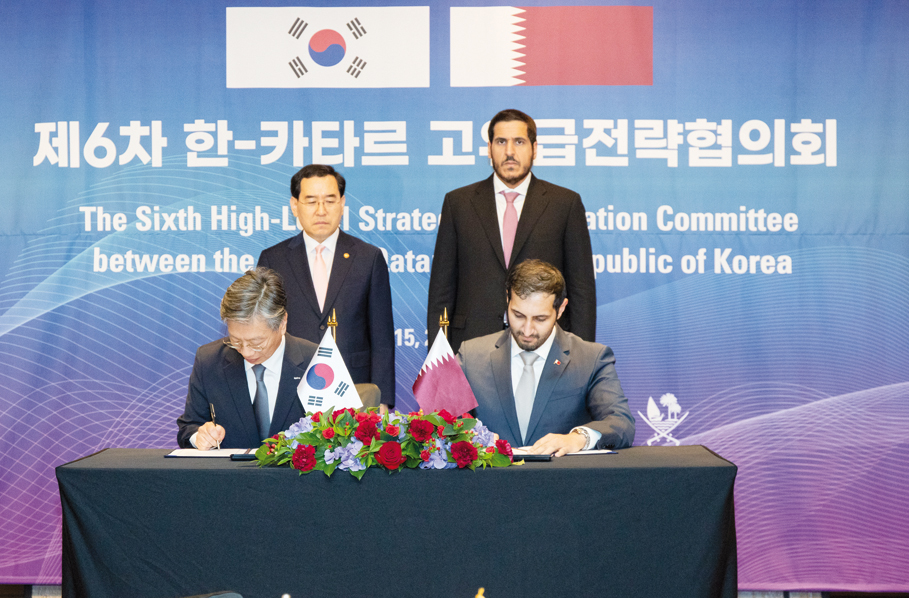 Minister of Commerce and Industry H E Sheikh Mohammed bin Hamad bin Qassim Al Thani and Minister of Trade, Industry and Energy of the Republic of Korea H E Lee Chang-Yang along with other officials during the signing ceremony.