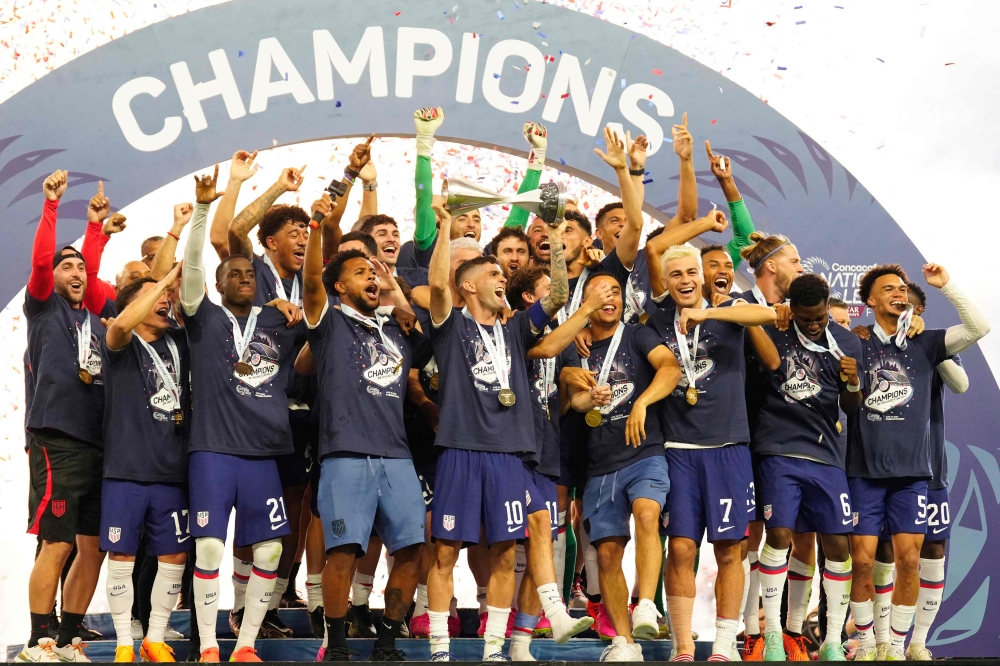  Christian Pulisic #10 of the United States holds up the trophy celebrating the win over Canada during the 2023 CONCACAF Nations League final at Allegiant Stadium on June 18, 2023 in Las Vegas, Nevada.(Photo by Louis Grasse via AFP)