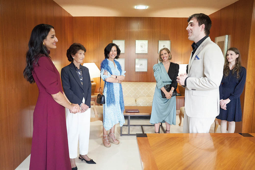 H E Sheikha Hind bint Hamad Al Thani met Reina Sofía School of Music students Sevan Gharibian, Mariam Chitanava, and Àngel Joan Arévalo.