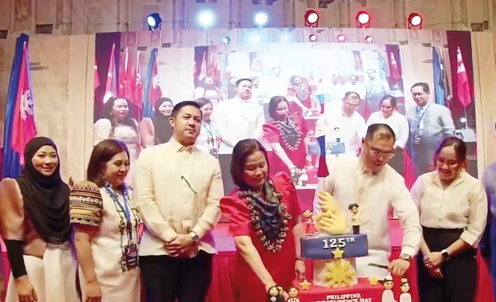 H E Lillibeth Pono, the Philippine Ambassador to Qatar (third right), alongside other officials led the cake cutting-ceremony marking the celebration of the 125th Philippine Independence Day in Qatar. The event was held at Sheraton Grand Doha Resort & Convention Hotel.