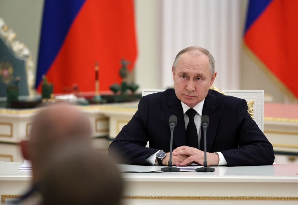 Russian President Vladimir Putin meets with servicemen at the Kremlin in Moscow on June 27, 2023. (Photo by Mikhail TERESHCHENKO / SPUTNIK / AFP)
