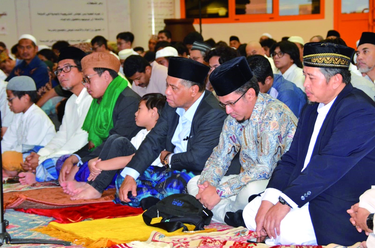 Indonesian Ambassador to Qatar H E Ridwan Hassan (third right) with the Indonesian community members during an Eid Al Adha family gathering.