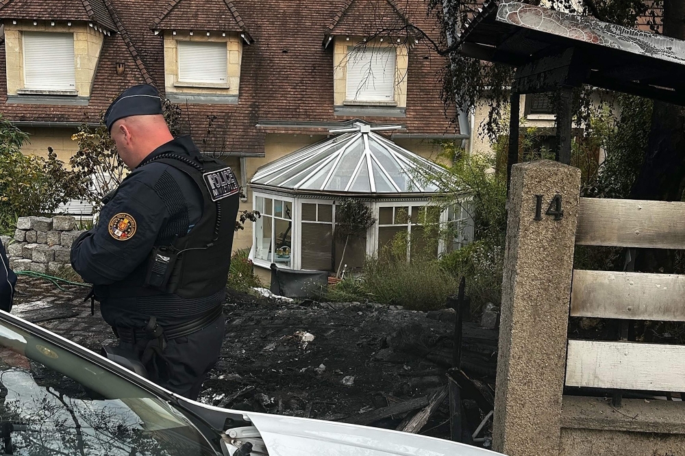 A Police officer stands in front of the house of the Mayor of l'Hay-les-Roses Vincent Jeanbrun, Paris suburb on July 2, 2023. Photo by Nassim GOMRI / AFP

