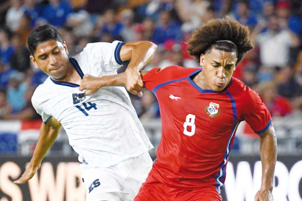 El Salvador’s Christian Martinez (left) and Panama’s Adalberto Carrasquilla in action. AFP