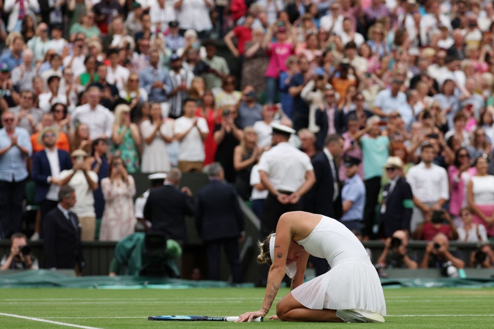 Czech Republic's Marketa Vondrousova celebrates winning against Tunisia's Ons Jabeur at the end of their women's singles final tennis match on the thirteenth day of the 2023 Wimbledon Championships at The All England Lawn Tennis Club in Wimbledon, southwest London, on July 15, 2023. (Photo by Adrian DENNIS / AFP)
