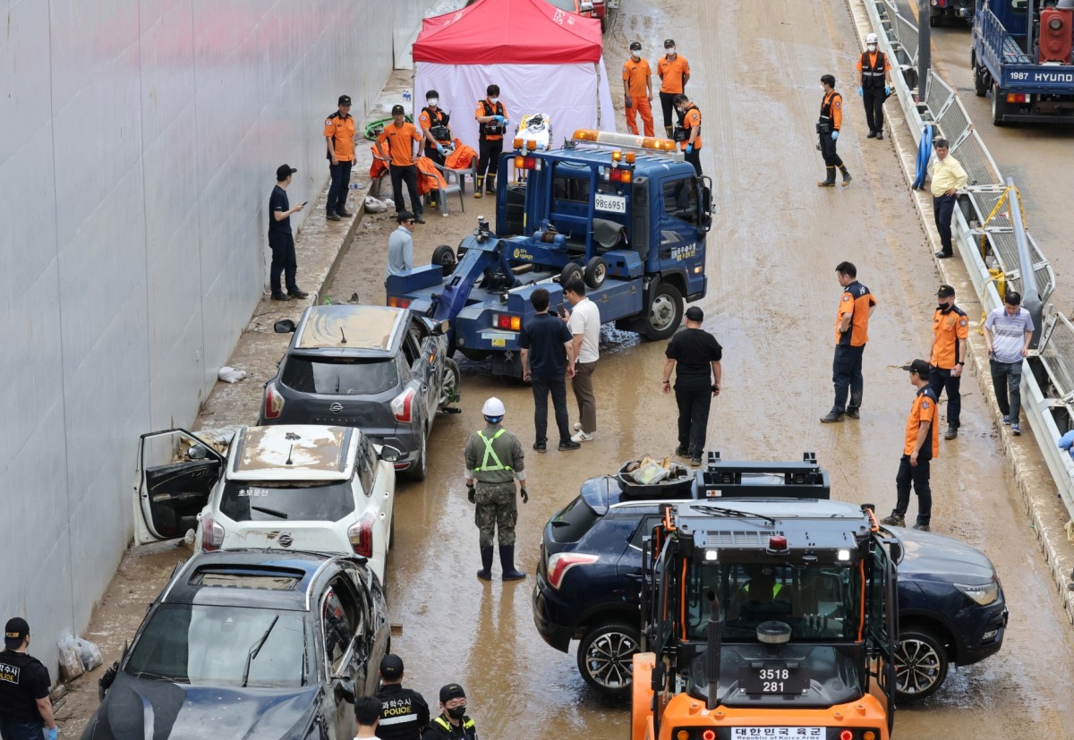 Damaged cars are retrieved from an underground tunnel, where some 15 cars were trapped in floodwaters after heavy rains, in Cheongju early on July 17, 2023. Photo by YONHAP / AFP