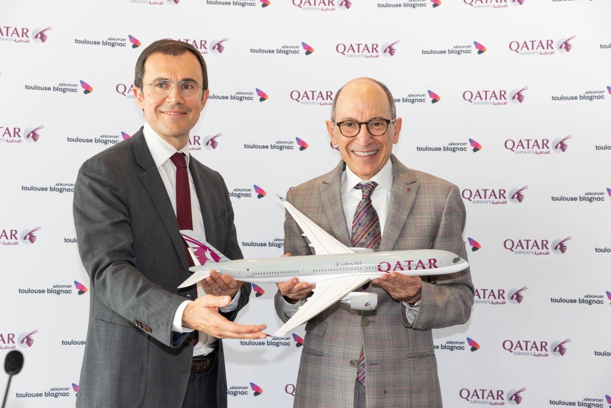 Qatar Airways Group Chief Executive, H E Akbar Al Baker (right), and Chairman of the Board of Toulouse-Blagnac Airport, Philippe Crébassa marking the arrival of Qatar Airways' inaugural flight.