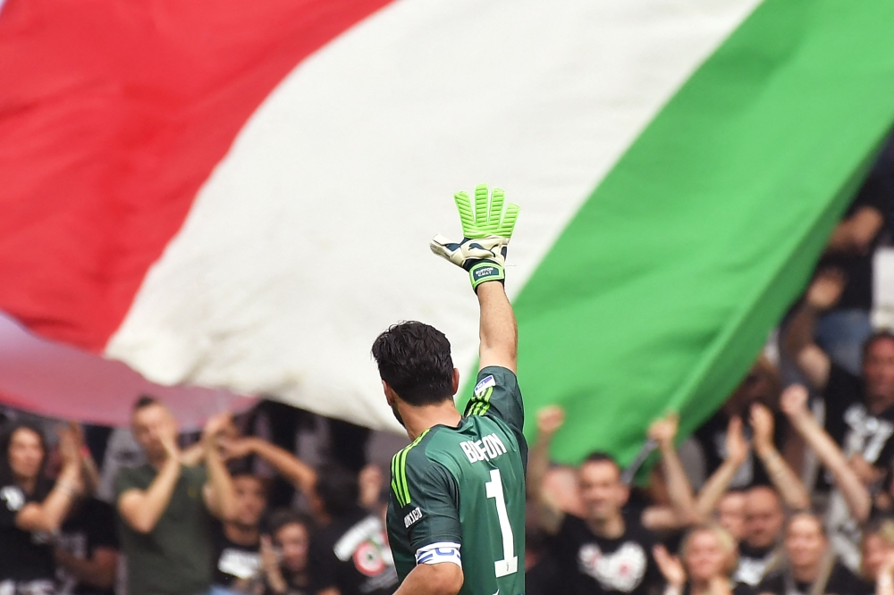 (FILES) Juventus' goalkeeper Gianluigi Buffon greets fans during the Italian Serie A football match Juventus versus Verona, on May 19, 2018 at the Allianz Stadium in Turin. (Photo by MARCO BERTORELLO / AFP)
