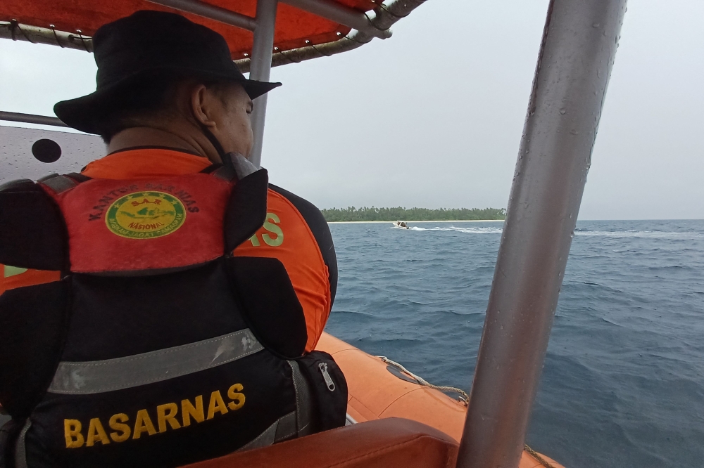 This handout photo released by the National Search and Rescue Agency (BASARNAS) on August 14, 2023 shows personnel searching for seven people off Indonesia's Sumatra island. (Photo by Handout / National Search and Rescue Agency / AFP)