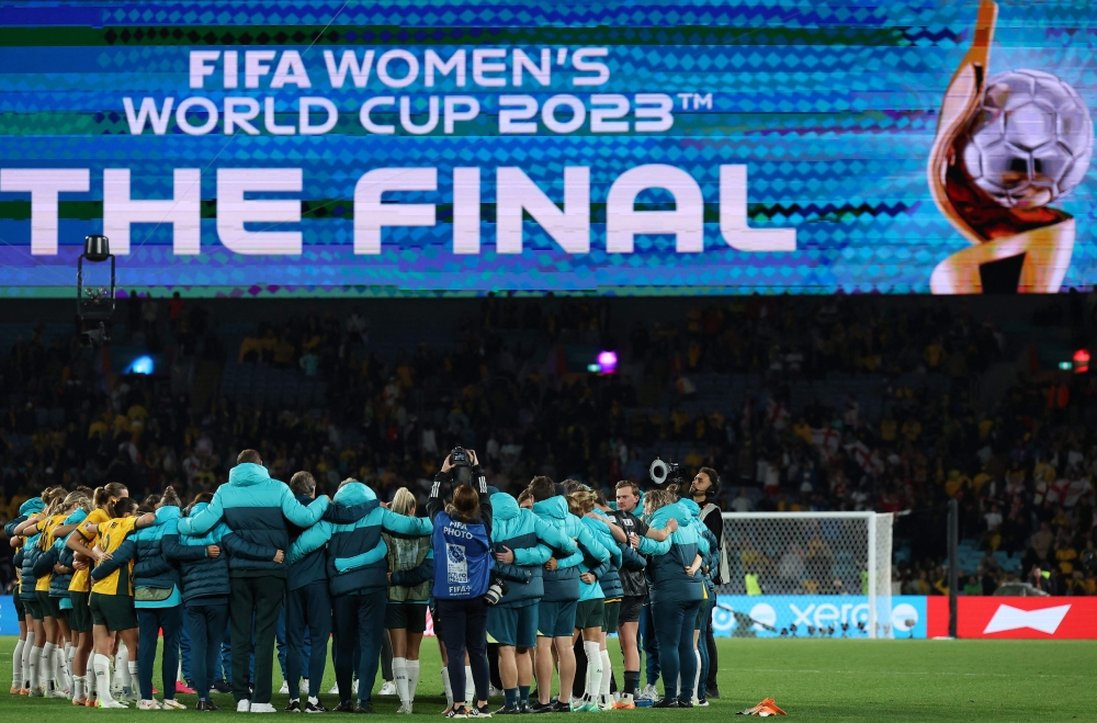 Australia's players make a huddle during the Australia and New Zealand 2023 Women's World Cup semi-final football match between Australia and England at Stadium Australia in Sydney on August 16, 2023. (Photo by Franck Fife / AFP)
