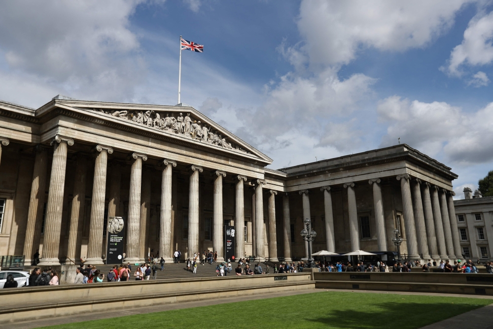 (Files) Visitors gather outside the The British Museum in central London on August 24, 2018. (Photo by Daniel Leal / AFP)
