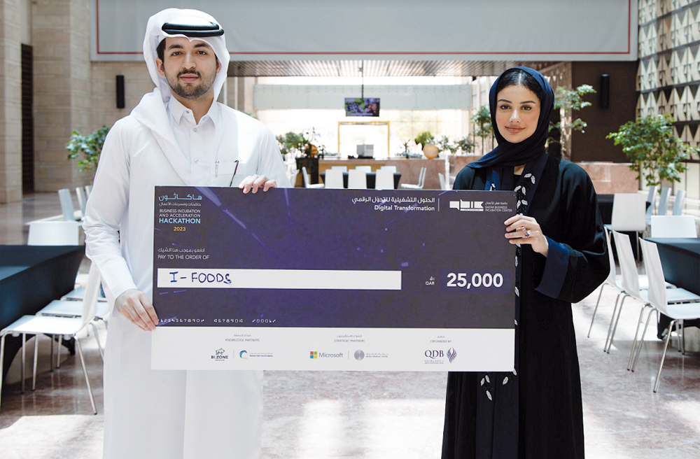 Mohammad Fadhel Annan and Lujain Al Mansoori with a cheque of QR25,000.