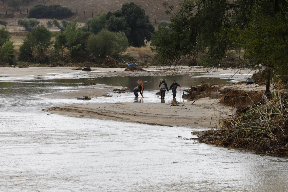 Officers of the Guardia Civil search through a river in the town of Aldea del Fresno, in the Madrid region on September 4, 2023, as a man was reported missing after his vehicle was swept away by an overflowing river during heavy rains, according to Madrid's emergency services. Photo by Oscar DEL POZO CAÑAS / AFP
