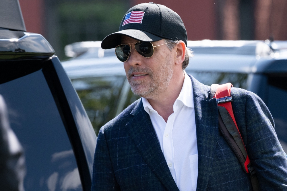 (FILES) Hunter Biden, son of US President Joe Biden, walks to a waiting SUV after arriving at Fort McNair in Washington, DC, July 4, 2023. (Photo by SAUL LOEB / AFP)
