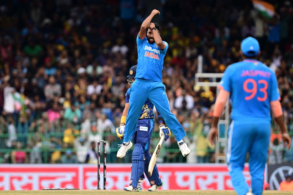 India's Mohammed Siraj (C) celebrates after taking the wicket of Sri Lanka's captain Dasun Shanaka during the Asia Cup 2023 final one-day international (ODI) cricket match between Sri Lanka and India at the R. Premadasa Stadium in Colombo on September 17, 2023. (Photo by Ishara S.KODIKARA / AFP)
