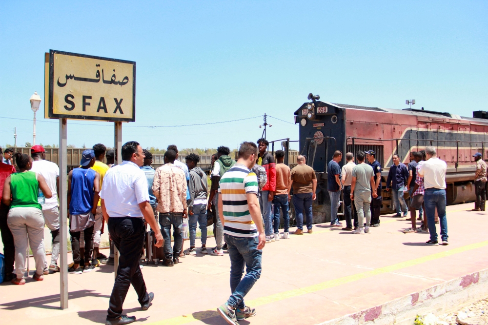 File photo: African migrants wait for a train at the railway station on July 5, 2023, as they flee to Tunis amid unrest in Sfax following the stabbing on July 3 of a Tunisian man in an altercation with migrants. (Photo by HOUSSEM ZOUARI / AFP)