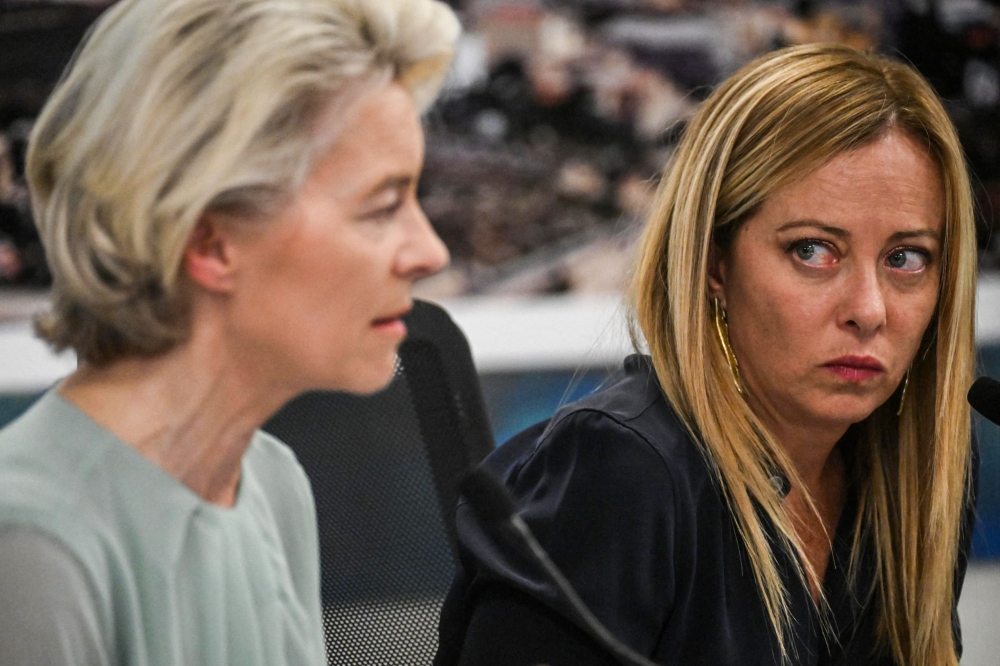 This handout picture taken and released on September 17, 2023 by Italian agency Ansa, shows the European Commission President Ursula von der Leyen (L) and Prime Minister Giorgia Meloni (R) during a press conference at the Italian island of Lampedusa. (Photo by Handout / ANSA / AFP)