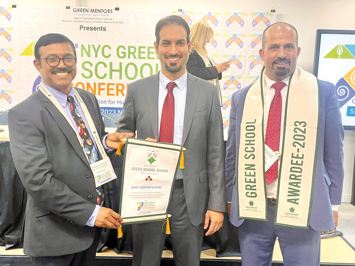 QLA Director Jameel Al Shammari (centre) receiving the award. 