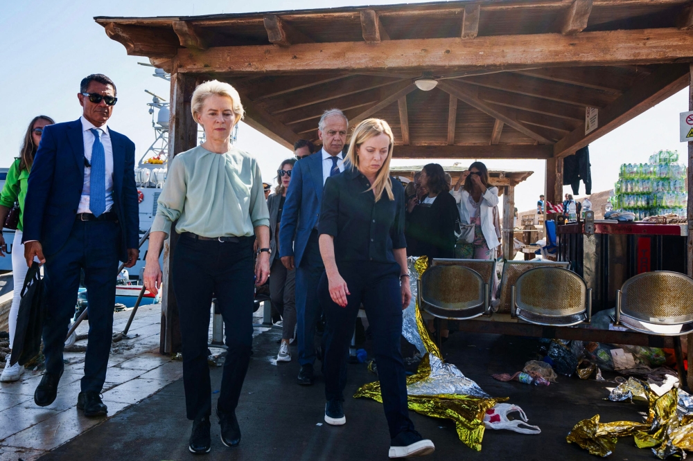 This handout picture taken and released on September 17, 2023 by Italian agency Ansa, shows the European Commission President Ursula von der Leyen (2nd Left) and Prime Minister Giorgia Meloni (right) during a visit to the Italian island of Lampedusa. (Photo by Handout / ANSA / AFP) 