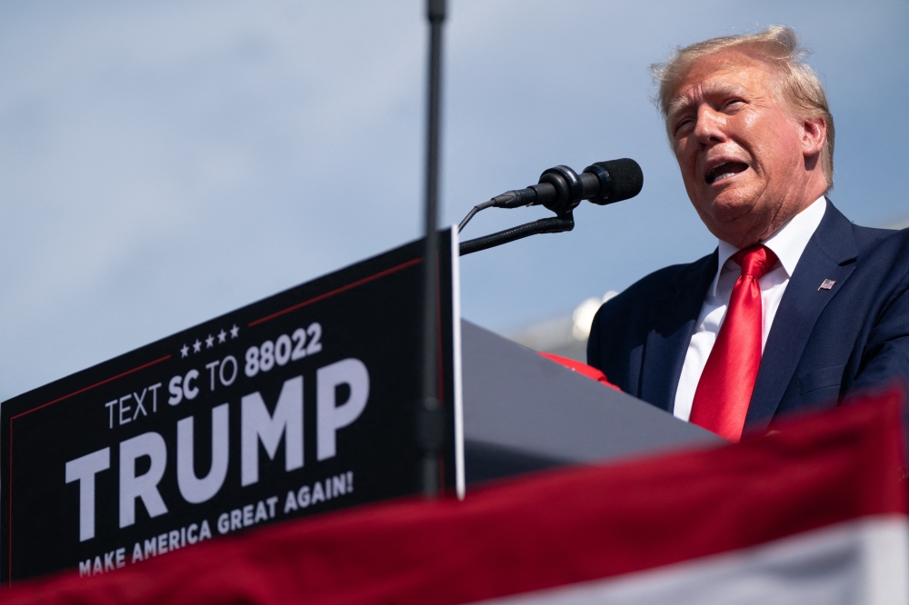 Former U.S. President Donald Trump speaks to a crowd during a campaign rally on September 25, 2023 in Summerville, South Carolina. (Photo by Sean Rayford / GETTY IMAGES NORTH AMERICA / Getty Images via AFP)
