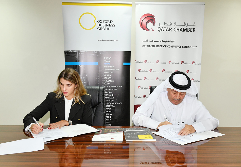 Director of Administrative and Finance Affairs at QC, Hussain Yousef Al Abdulghani and OBG’s Country Director, Fernanda Braz signing the MoU at the 
chamber’s headquarters.