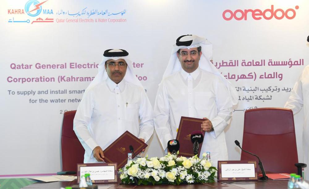 President of Kahramaa Eng. Essa bin Hilal Al Kuwari and Chief Executive Officer of Ooredoo Qatar Sheikh Ali bin Jabor Al Than exchanging documents after signing a contract.