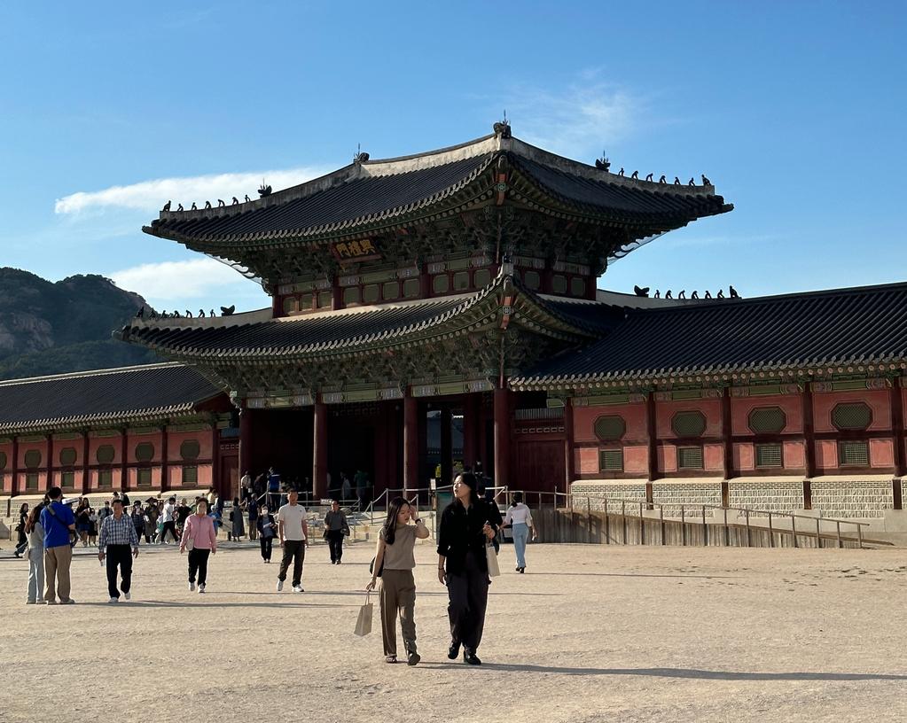 Locals and tourists take a stroll at Gyeongbokgung in Seoul on September 23, 2023. Photo by Alexandra Evangelista/ The Peninsula 