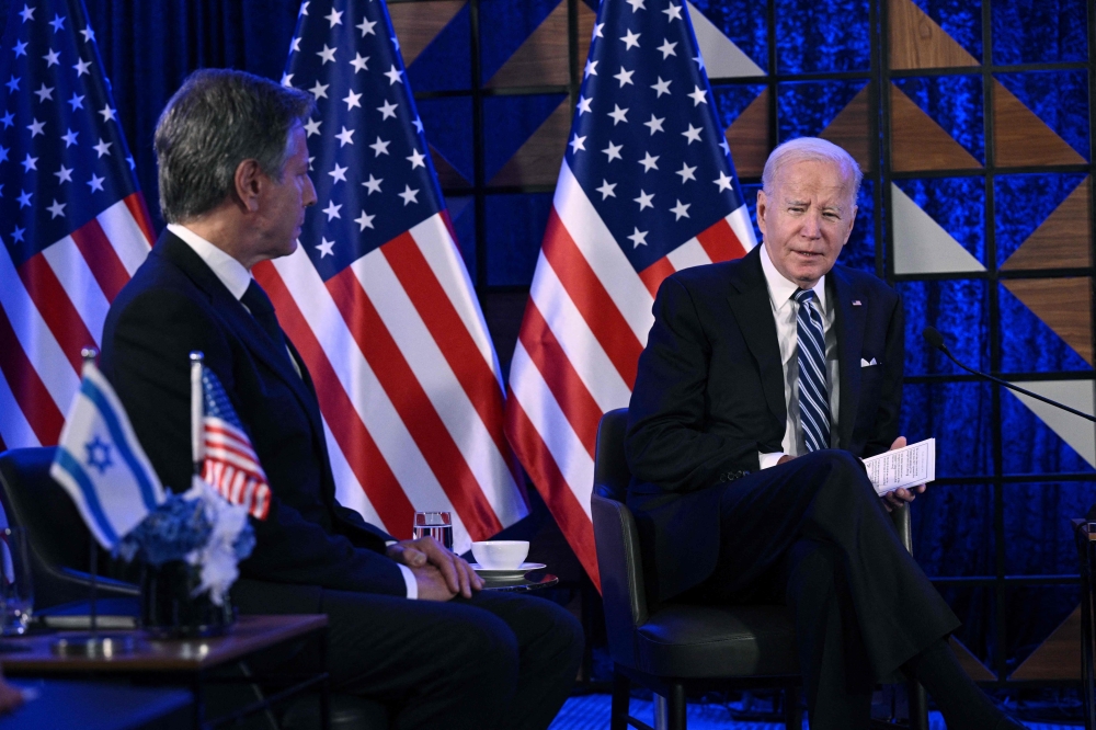 US Secretary of State Antony Blinken (L) sits with US President Joe Biden in Tel Aviv on October 18, 2023. (Photo by Brendan Smialowski / AFP)