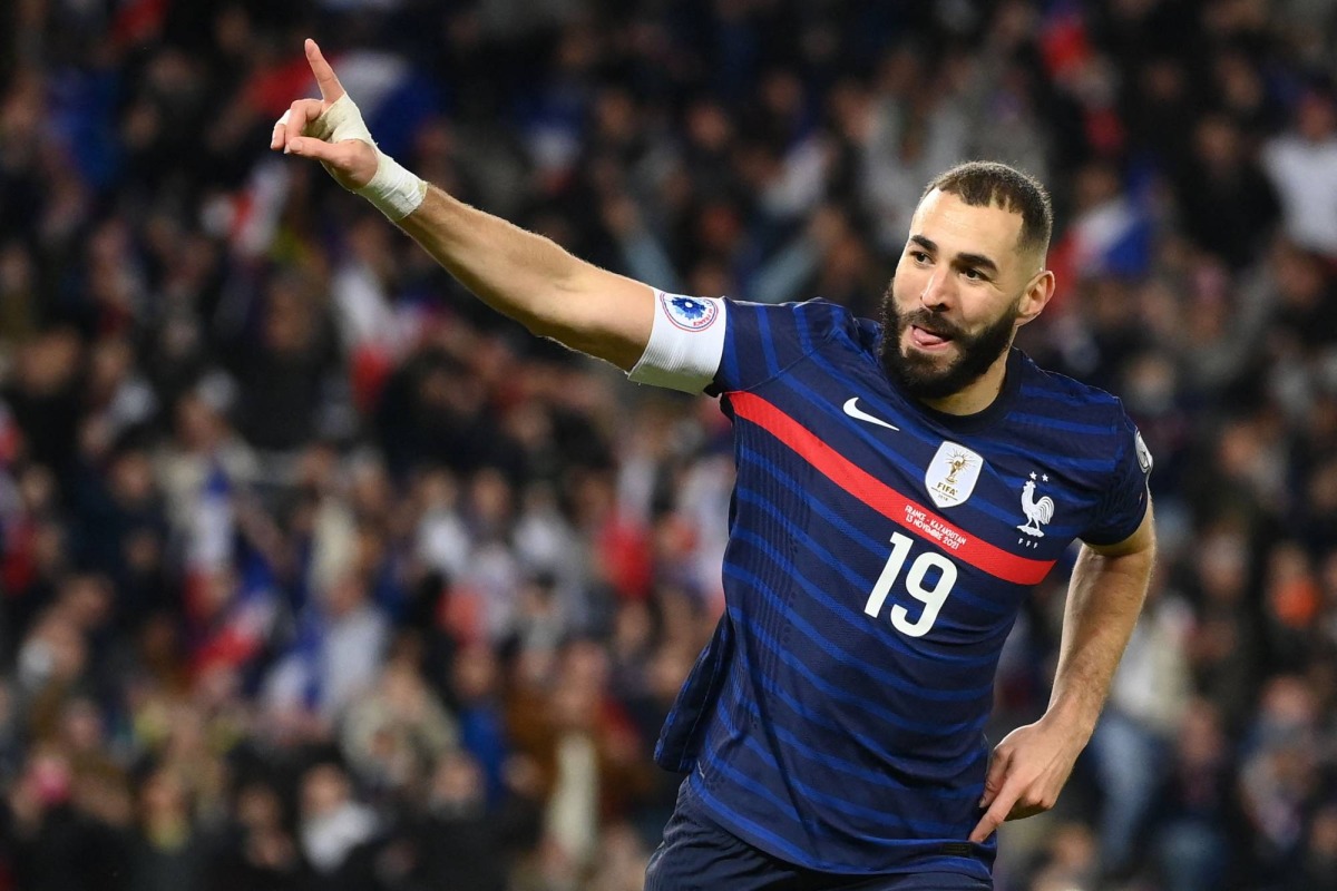 France's Karim Benzema (L) with teammate Kylian Mbappe (R) on the substitute bench. Reuters file photo.