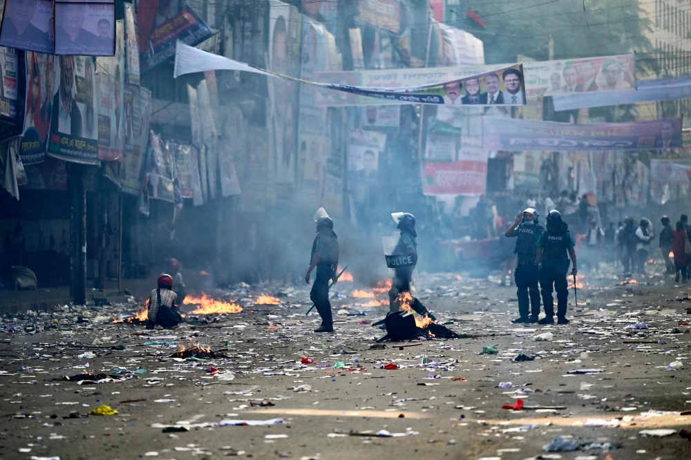 Police personnel stand guard during a rally by Bangladesh Nationalist party (BNP) activists in Dhaka on October 28, 2023. (Photo by Munir Uz Zaman / AFP)
 