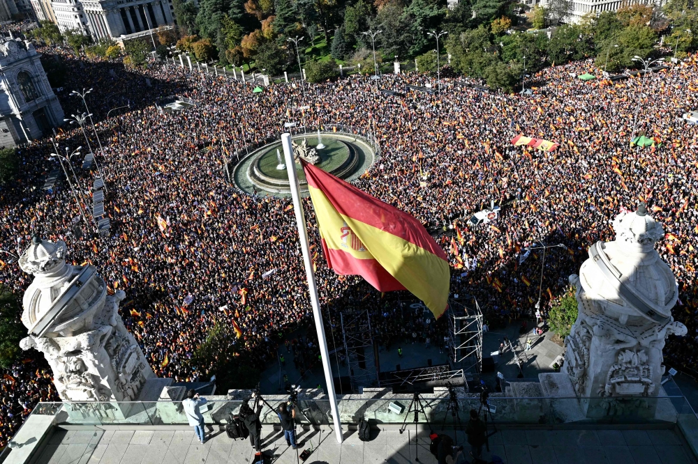 Tens of thousands of people demonstrate during a protest called by Foro Libertad y Alternativa (Freedom & Alternative forum) against an amnesty bill for people involved with Catalonia's failed 2017 independence bid, in Madrid on November 18, 2023. (Photo by JAVIER SORIANO / AFP)

