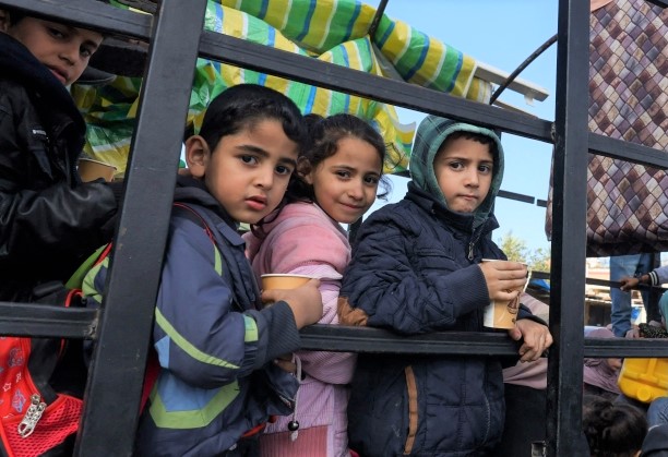 Palestinian children fleeing Gaza City to take refuge in the southern Gaza Strip on November 21, 2023. (Photo by Mohammed Abed / AFP)
