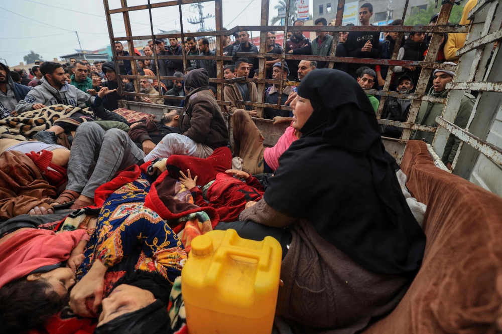 Palestinians wounded during Israeli bombardment are transported to Nasser hospital in Khan Yunis in the southern Gaza Strip on December 5, 2023. Photo by Mahmud HAMS / AFP