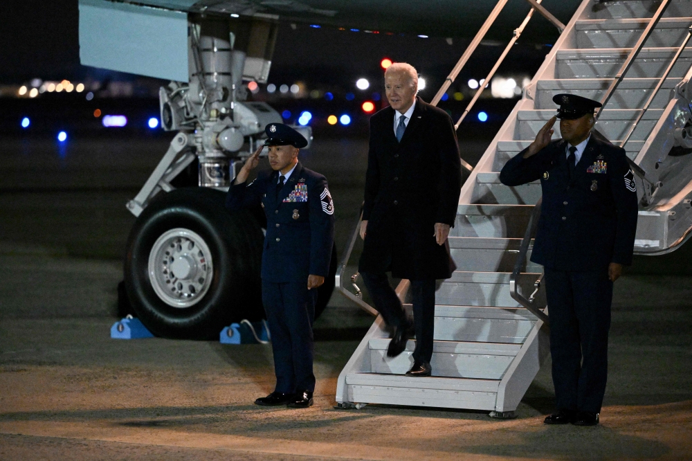 US President Joe Biden steps off Air Force One upon return to Joint Base Andrews in Maryland on December 5, 2023. (Photo by Mandel Ngan / AFP)
 