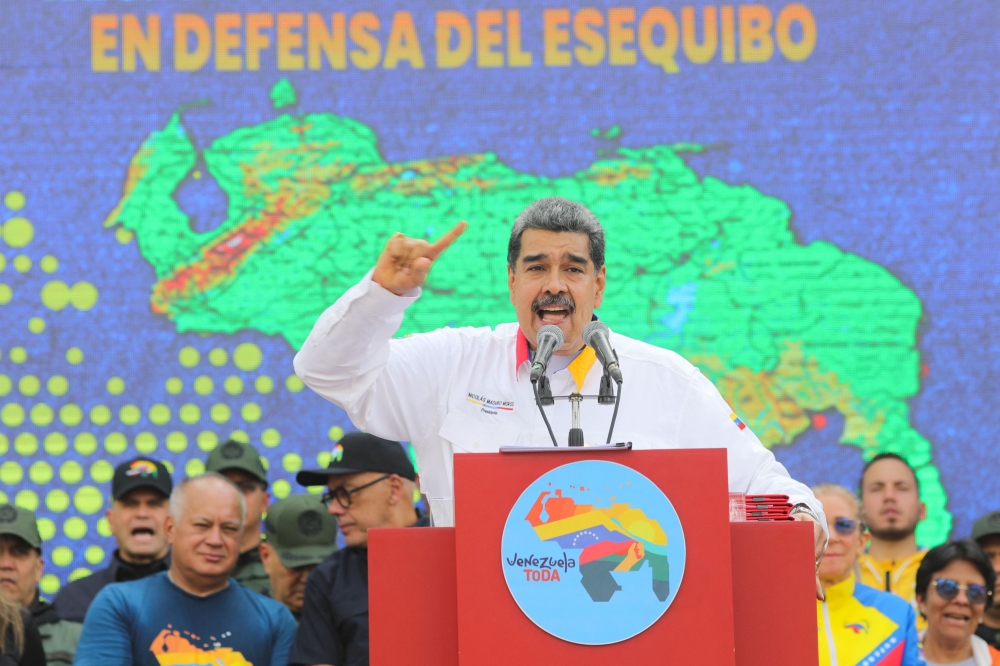 This handout picture released by the Venezuelan Presidency shows Venezuela's President Nicolas Maduro speaking during a meeting outside the Miraflores Presidential Palace in Caracas on December 8, 2023. (Photo by MARCELO GARCIA / Venezuelan Presidency / AFP) 