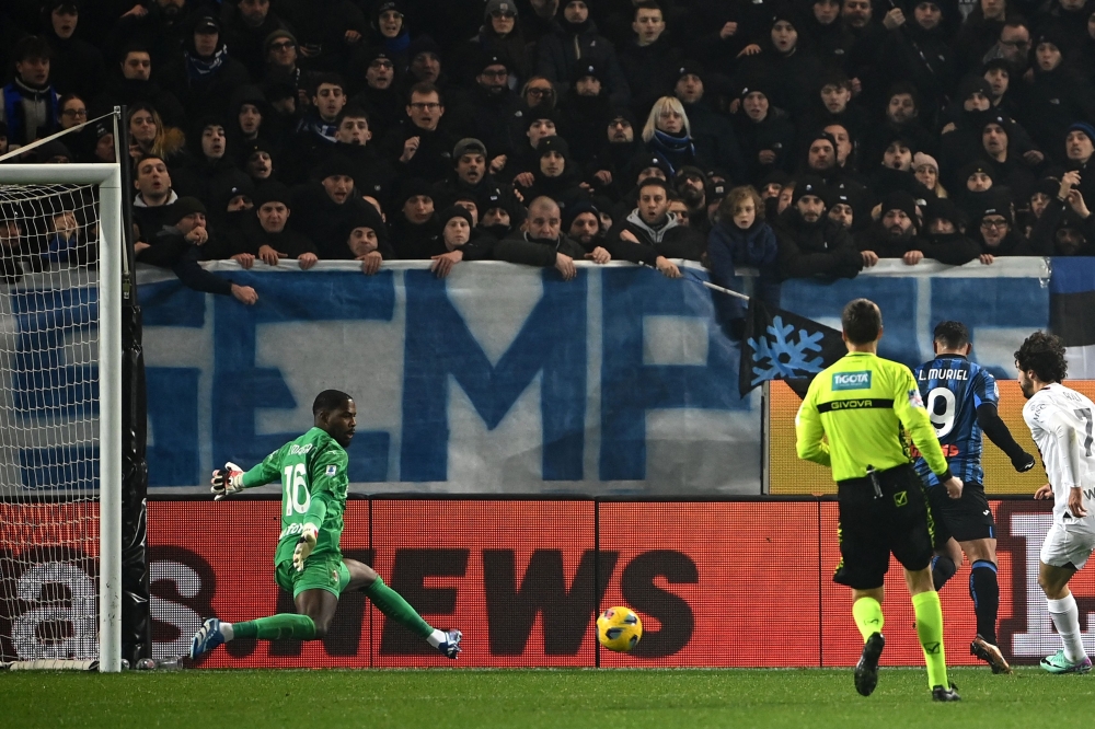 Atalanta's Colombian forward #09 Luis Muriel (2R) kicks the ball and scores his team's third goal during the Italian Serie A football match between Atalanta BC and AC Milan at the Gewiss Stadium in Bergamo, on December 9, 2023. (Photo by Isabella BONOTTO / AFP)
